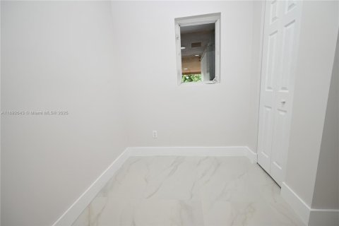 House in Miami, Florida 4 bedrooms, 73.58 sq.m. № 1946393 - photo 7