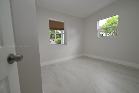 House in Miami, Florida 4 bedrooms, 73.58 sq.m. № 1946393 - photo 10