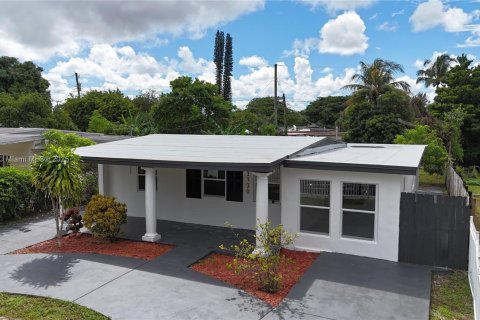 House in Miami, Florida 4 bedrooms, 73.58 sq.m. № 1946393 - photo 1
