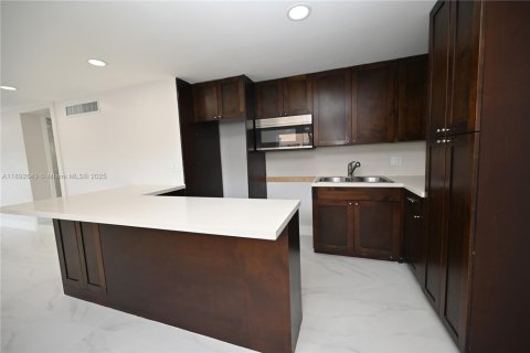 House in Miami, Florida 4 bedrooms, 73.58 sq.m. № 1946393 - photo 4