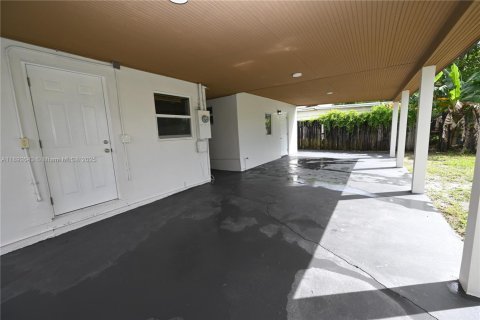 House in Miami, Florida 4 bedrooms, 73.58 sq.m. № 1946393 - photo 11