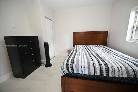 House in Miami, Florida 4 bedrooms, 73.58 sq.m. № 1946393 - photo 12