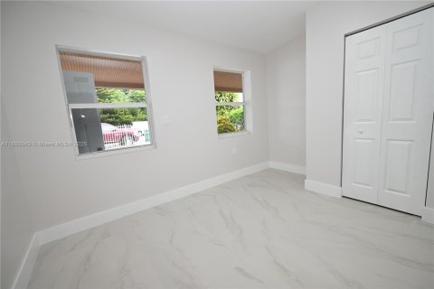 House in Miami, Florida 4 bedrooms, 73.58 sq.m. № 1946393 - photo 6