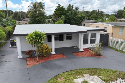 House in Miami, Florida 4 bedrooms, 73.58 sq.m. № 1946393 - photo 21