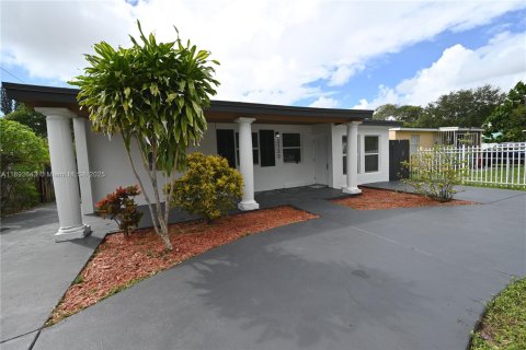 House in Miami, Florida 4 bedrooms, 73.58 sq.m. № 1946393 - photo 19