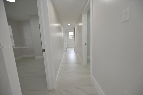 House in Miami, Florida 4 bedrooms, 73.58 sq.m. № 1946393 - photo 5