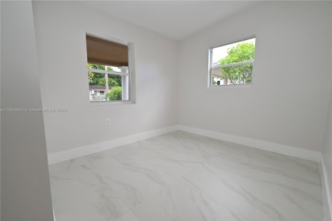 House in Miami, Florida 4 bedrooms, 73.58 sq.m. № 1946393 - photo 8