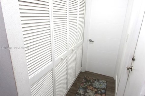 Condo in Doral, Florida, 2 bedrooms № 2417467 - photo 25