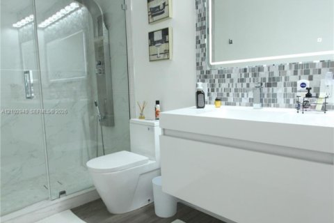 Condo in Doral, Florida, 2 bedrooms № 2417467 - photo 26