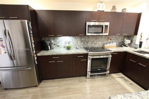 Condo in Doral, Florida, 2 bedrooms № 2417467 - photo 9