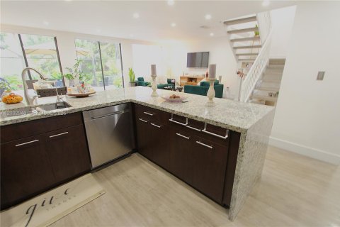 Condo in Doral, Florida, 2 bedrooms № 2417467 - photo 11