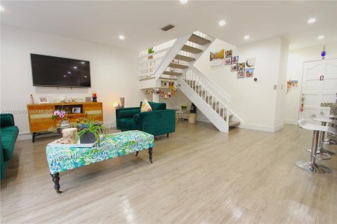 Condo in Doral, Florida, 2 bedrooms № 2417467 - photo 17