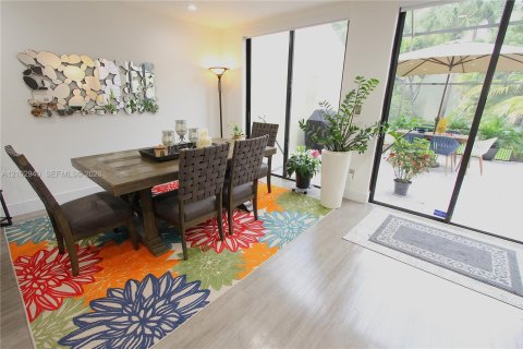 Condo in Doral, Florida, 2 bedrooms № 2417467 - photo 13