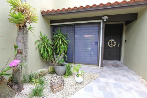 Condo in Doral, Florida, 2 bedrooms № 2417467 - photo 4