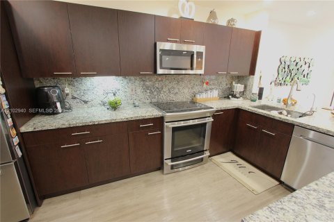 Condo in Doral, Florida, 2 bedrooms № 2417467 - photo 8