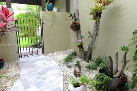 Condo in Doral, Florida, 2 bedrooms № 2417467 - photo 6