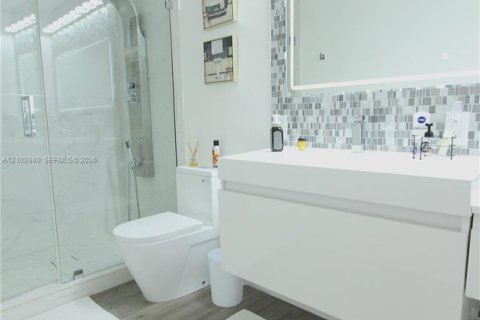 Condo in Doral, Florida, 2 bedrooms № 2417467 - photo 23