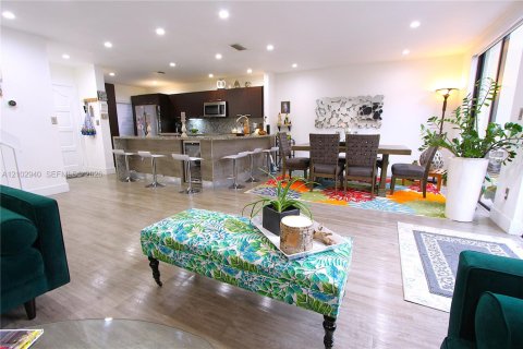 Condo in Doral, Florida, 2 bedrooms № 2417467 - photo 22