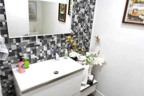 Condo in Doral, Florida, 2 bedrooms № 2417467 - photo 24