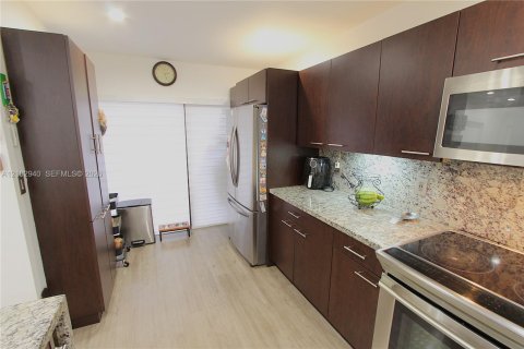 Condo in Doral, Florida, 2 bedrooms № 2417467 - photo 7