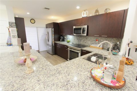 Condo in Doral, Florida, 2 bedrooms № 2417467 - photo 10