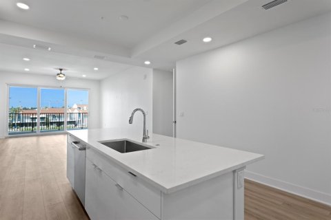 Condo in Madeira Beach, Florida, 3 bedrooms  № 1088449 - photo 26
