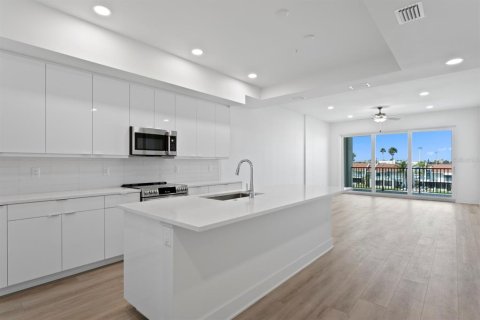 Condo in Madeira Beach, Florida, 3 bedrooms  № 1088449 - photo 25