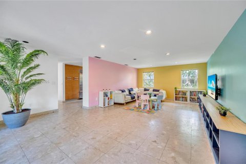 House in South Miami, Florida 3 bedrooms, 257.15 sq.m. № 1860656 - photo 14