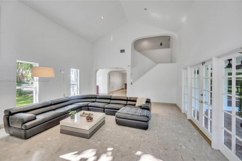 House in South Miami, Florida 3 bedrooms, 257.15 sq.m. № 1860656 - photo 7