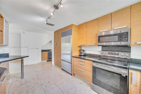 House in South Miami, Florida 3 bedrooms, 257.15 sq.m. № 1860656 - photo 13