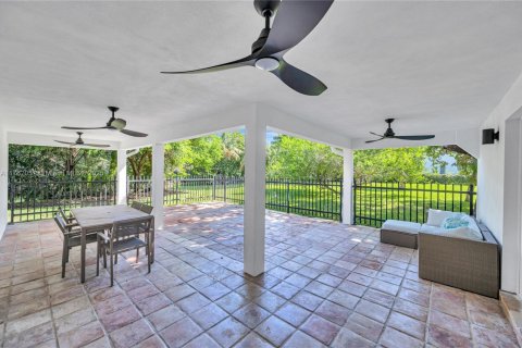 House in South Miami, Florida 3 bedrooms, 257.15 sq.m. № 1860656 - photo 16