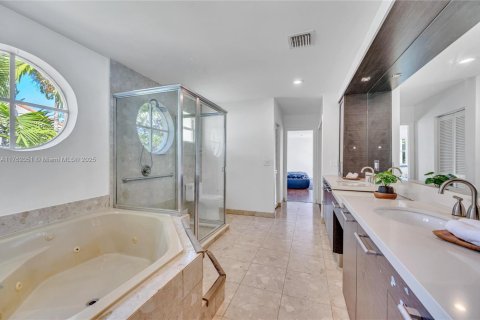 House in South Miami, Florida 3 bedrooms, 257.15 sq.m. № 1860656 - photo 24