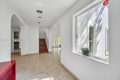 House in South Miami, Florida 3 bedrooms, 257.15 sq.m. № 1860656 - photo 4