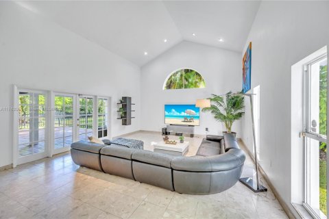 House in South Miami, Florida 3 bedrooms, 257.15 sq.m. № 1860656 - photo 6