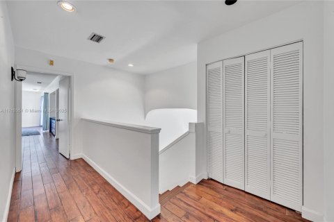 House in South Miami, Florida 3 bedrooms, 257.15 sq.m. № 1860656 - photo 30