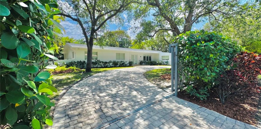 House in Pinecrest, Florida 4 bedrooms № 1699221