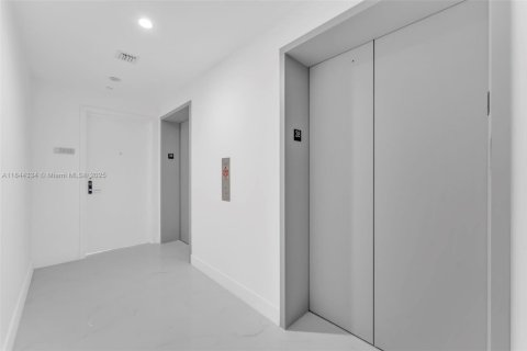 Condo in Miami, Florida, 2 bedrooms  № 1839599 - photo 7