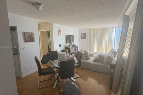 Condominio en alquiler en Miami, Florida, 1 dormitorio, 68.19 m2 № 1951974 - foto 1