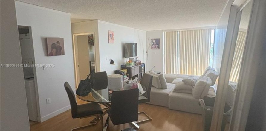 Condominio en Miami, Florida, 1 dormitorio  № 1951974