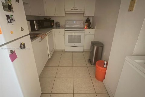 Condominio en alquiler en Miami, Florida, 1 dormitorio, 68.19 m2 № 1951974 - foto 6