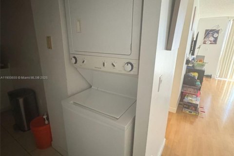Condominio en alquiler en Miami, Florida, 1 dormitorio, 68.19 m2 № 1951974 - foto 3
