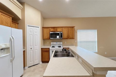 House in Clermont, Florida 4 bedrooms, 180.42 sq.m. № 2207896 - photo 17