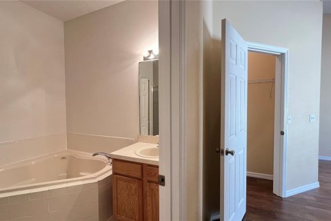 House in Clermont, Florida 4 bedrooms, 180.42 sq.m. № 2207896 - photo 28