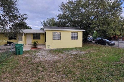 Propiedad comercial en venta en Miami, Florida, 159.7 m2 № 1868244 - foto 2