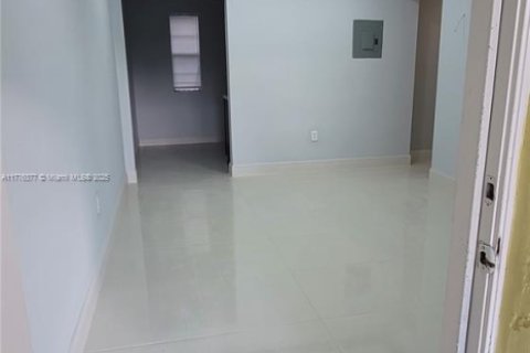 Propiedad comercial en venta en Miami, Florida, 159.7 m2 № 1868244 - foto 13