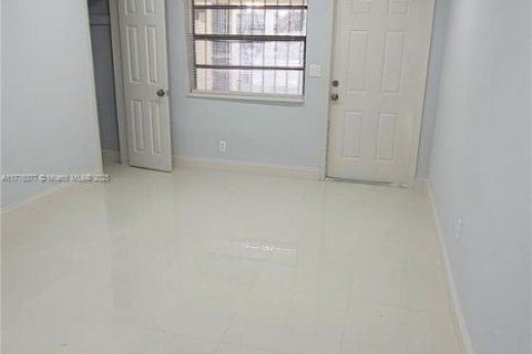 Propiedad comercial en venta en Miami, Florida, 159.7 m2 № 1868244 - foto 14