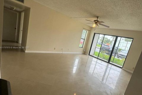 Condo in West Palm Beach, Florida, 2 bedrooms  № 1861981 - photo 5