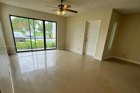 Condo in West Palm Beach, Florida, 2 bedrooms  № 1861981 - photo 4