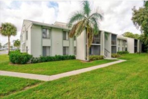 Condo in West Palm Beach, Florida, 2 bedrooms  № 1861981 - photo 1
