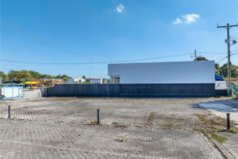 Commercial property in Miami, Florida № 2026147 - photo 12